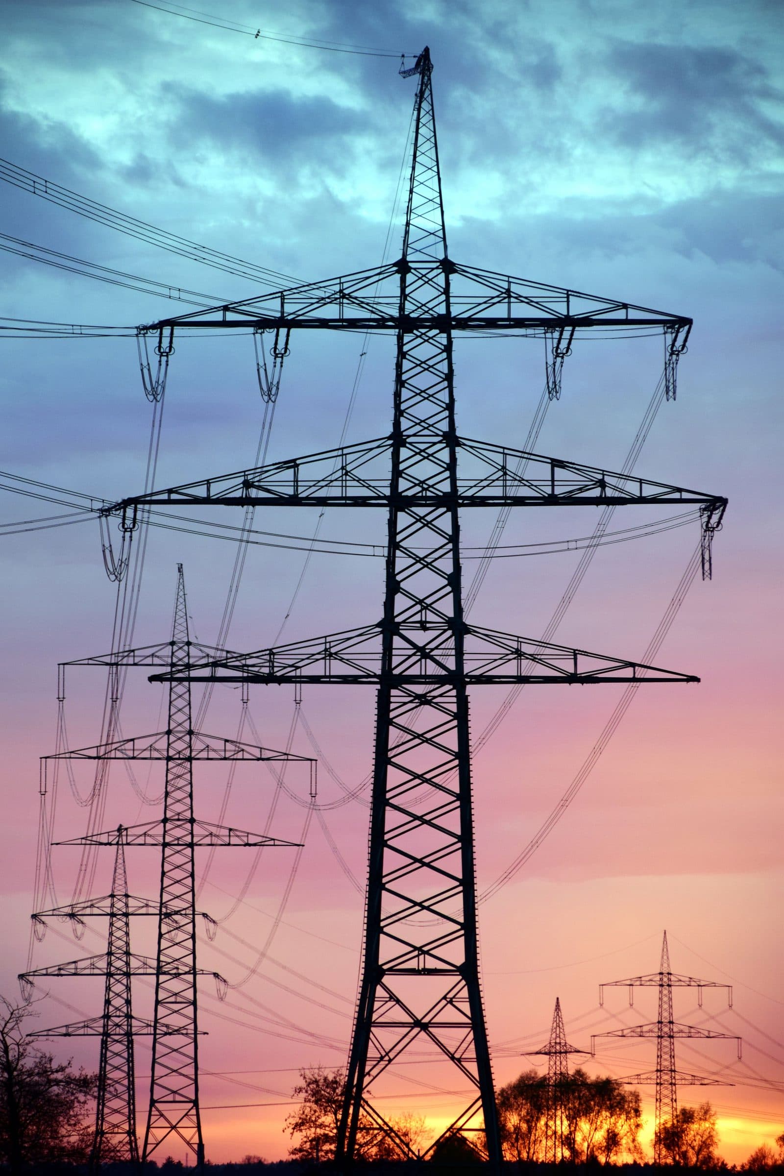 Lignes à haute tension au crépuscule